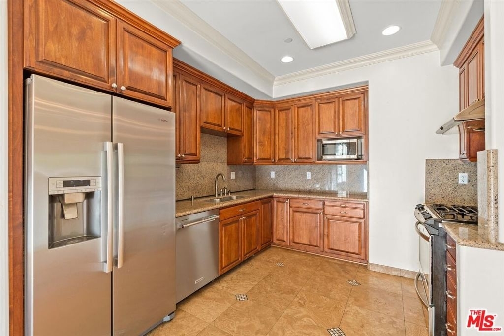 272 N Chester Avenue - Photo 4