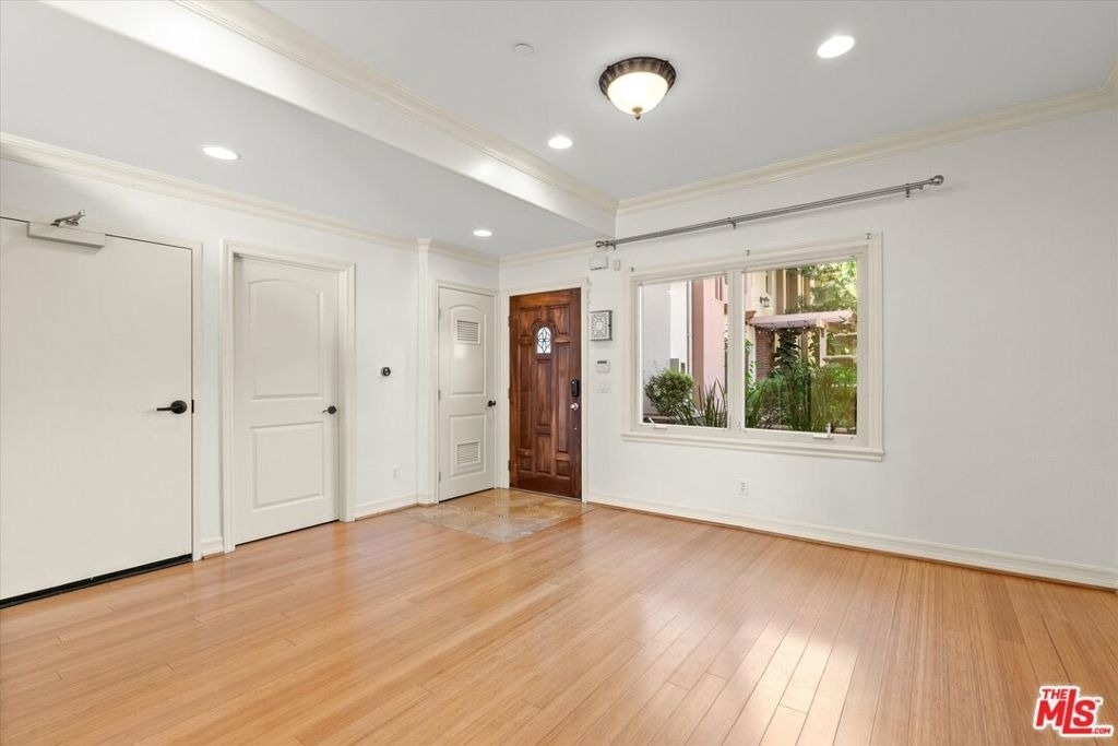 272 N Chester Avenue - Photo 3