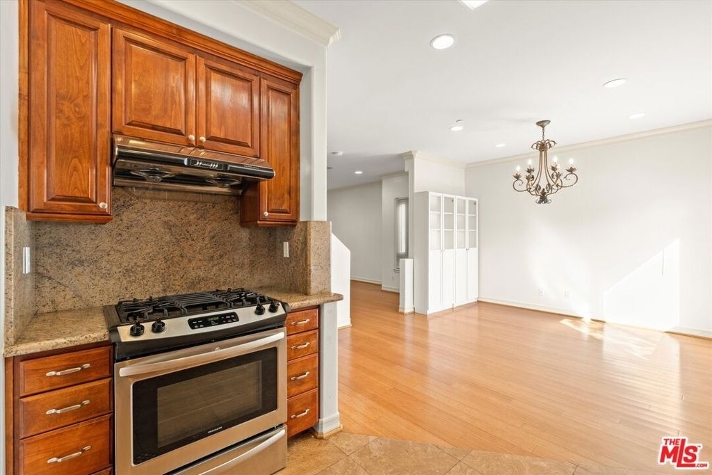 272 N Chester Avenue - Photo 5