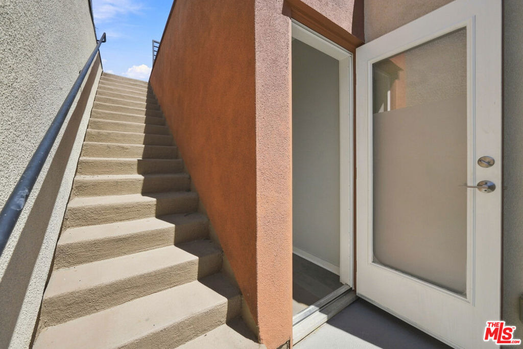 2928 Rowena Avenue - Photo 16