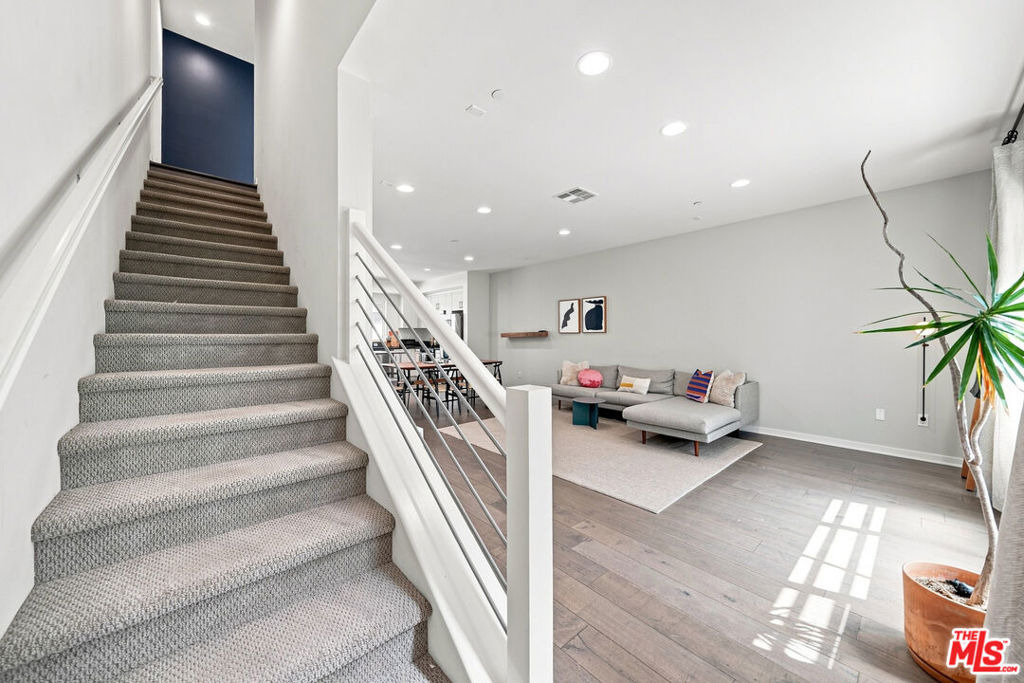 2928 Rowena Avenue - Photo 8