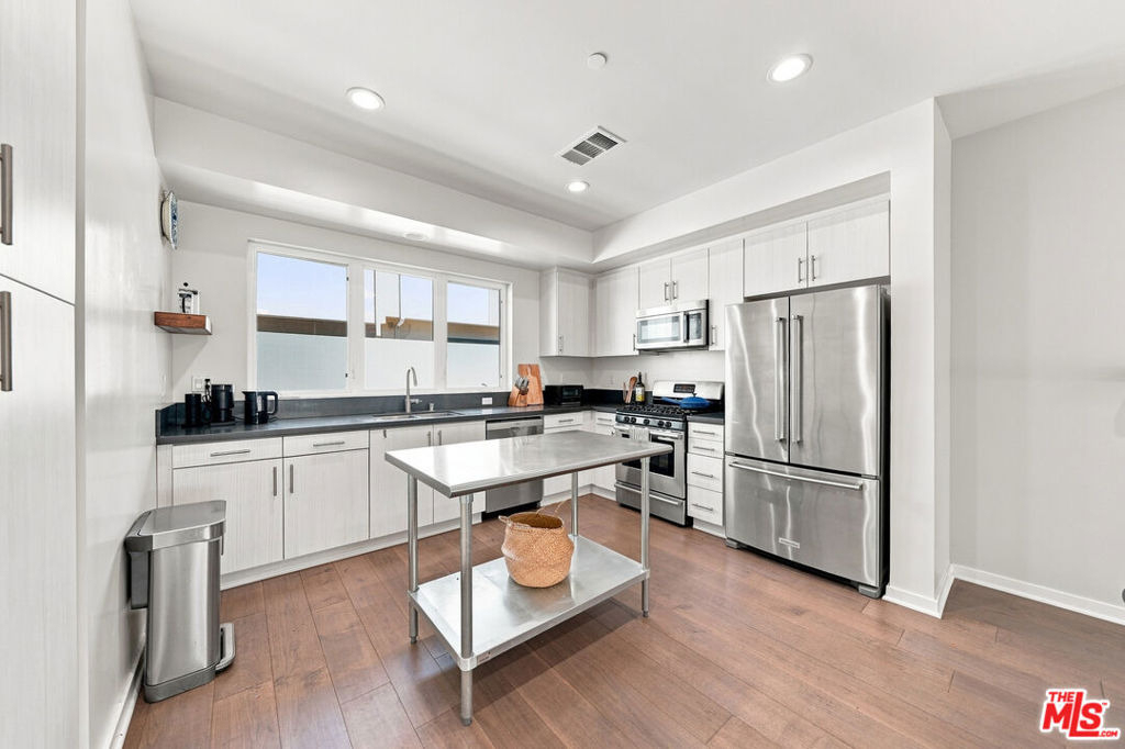 2928 Rowena Avenue - Photo 4