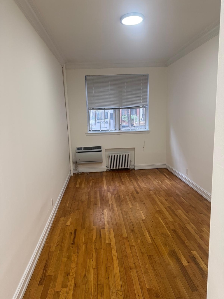 East 81st Street - Photo 4