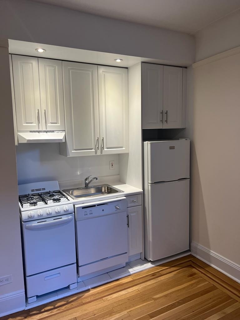 East 51st Street - Photo 0