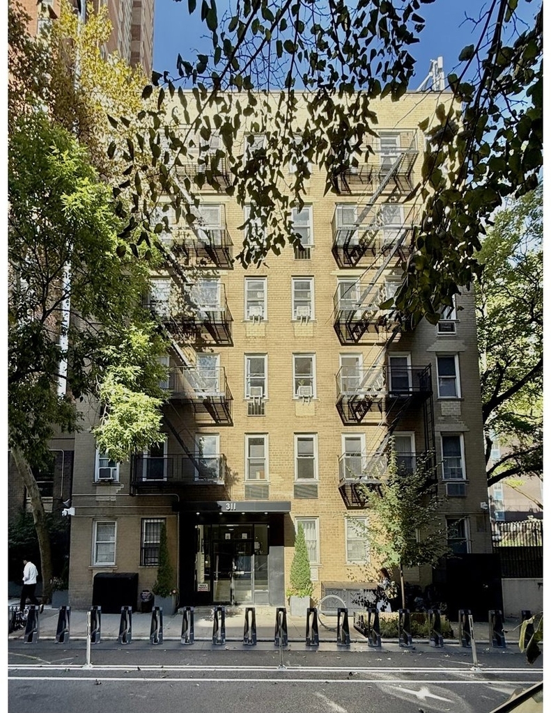 311 E 25th Street - Photo 7