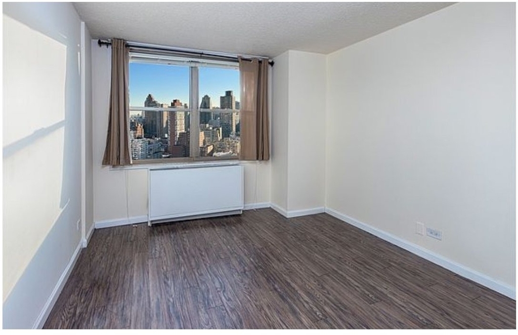 301 E 79th Street - Photo 4