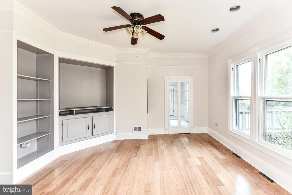 2415 Sandburg Street - Photo 9