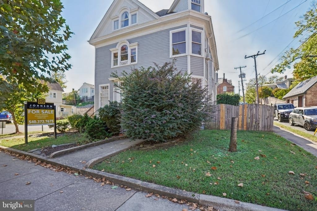 1122 Caroline Street - Photo 2
