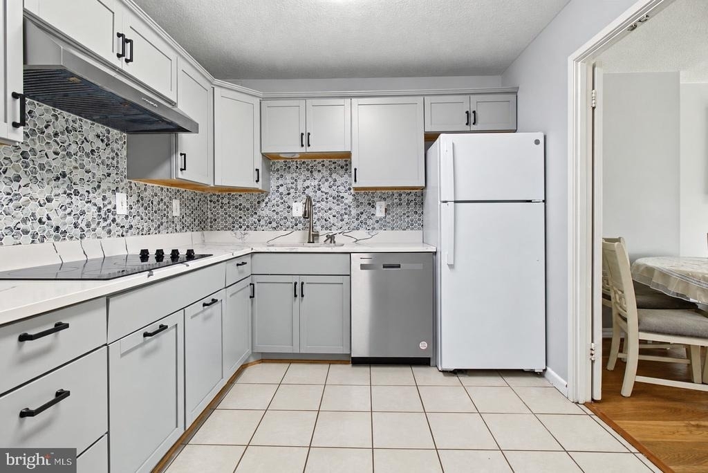 307 Yoakum Parkway - Photo 7