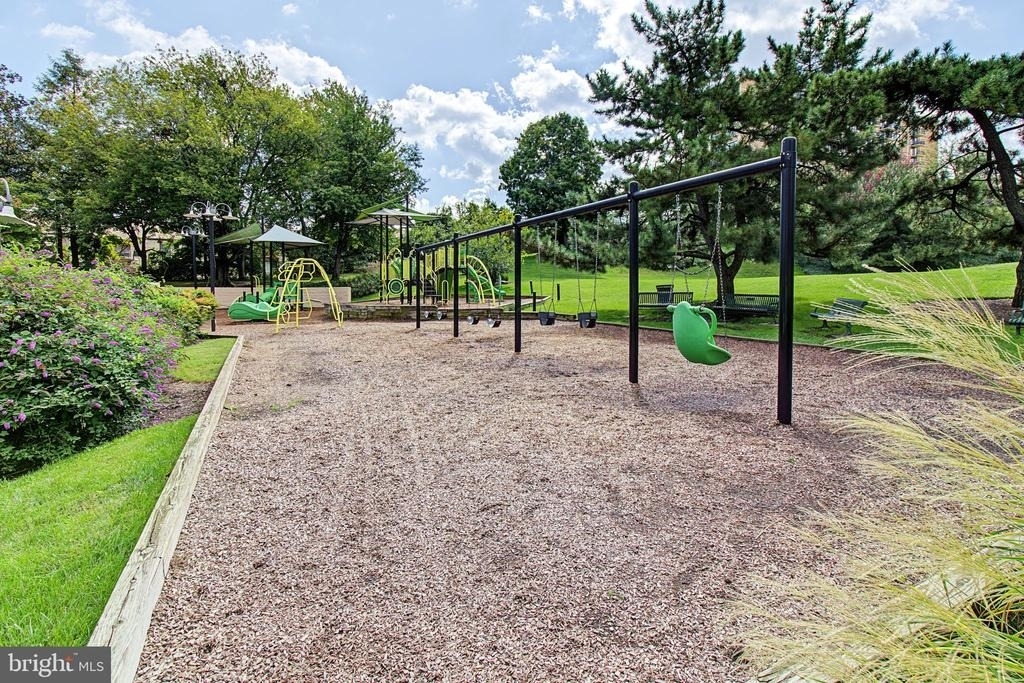 307 Yoakum Parkway - Photo 40