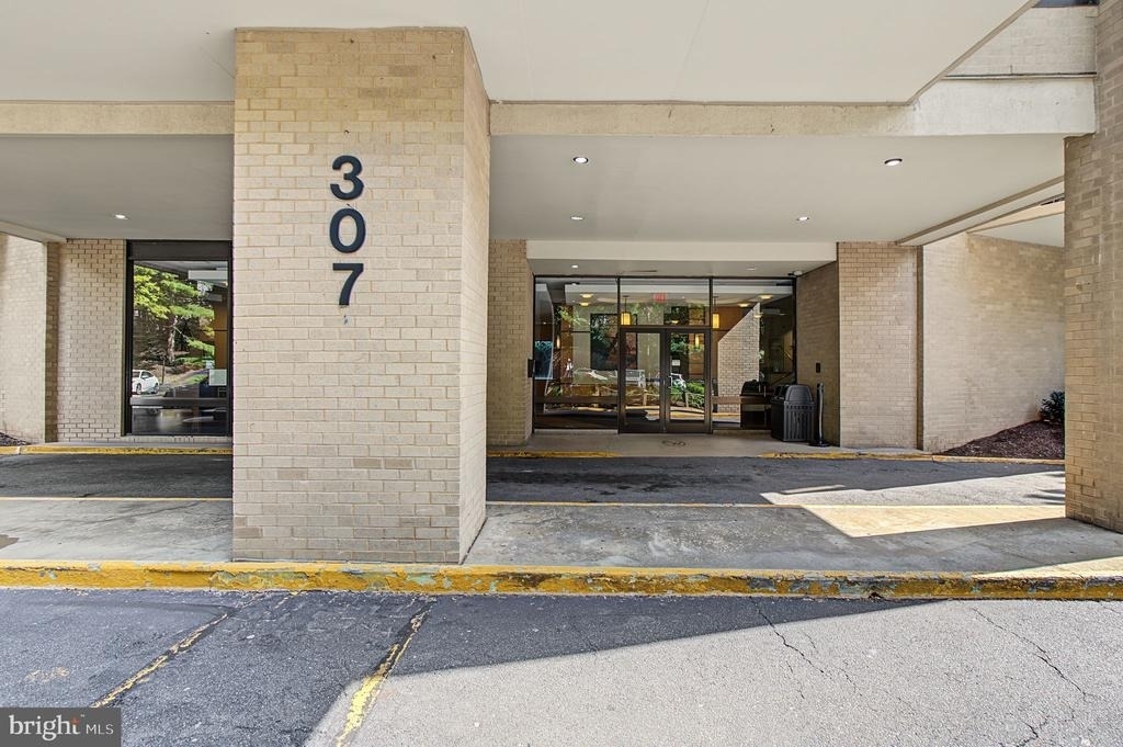 307 Yoakum Parkway - Photo 1