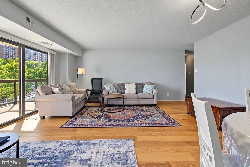 307 Yoakum Parkway - Photo 2