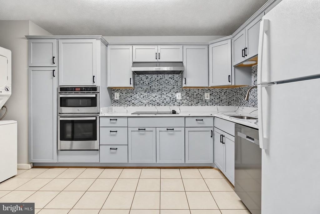 307 Yoakum Parkway - Photo 8
