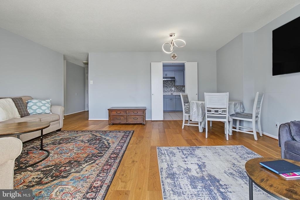307 Yoakum Parkway - Photo 5