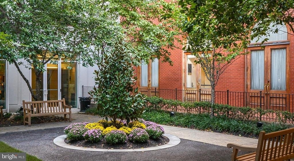 207 W Washington Square - Photo 25