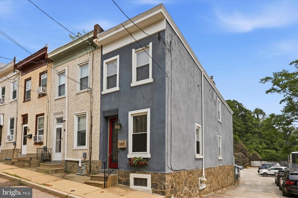 305 Carson Street - Photo 0