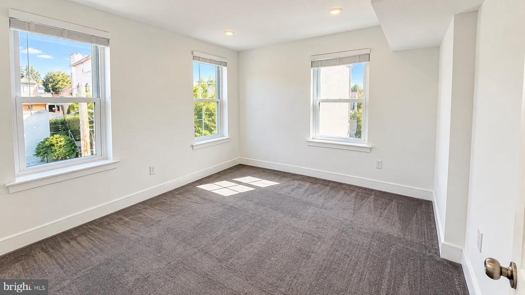 153 Dupont Street - Photo 2