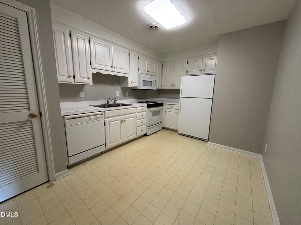 1630 Oxford Road - Photo 3