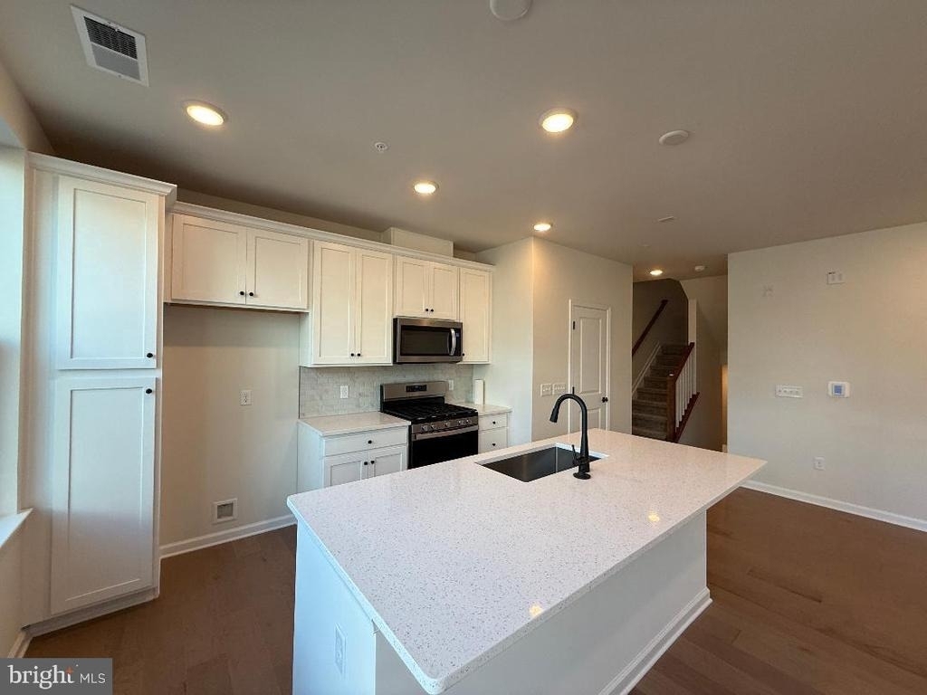 1211 Parker Boulevard - Photo 2