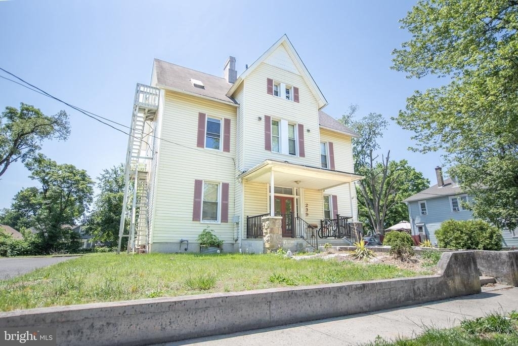 239 Vine Street - Photo 1