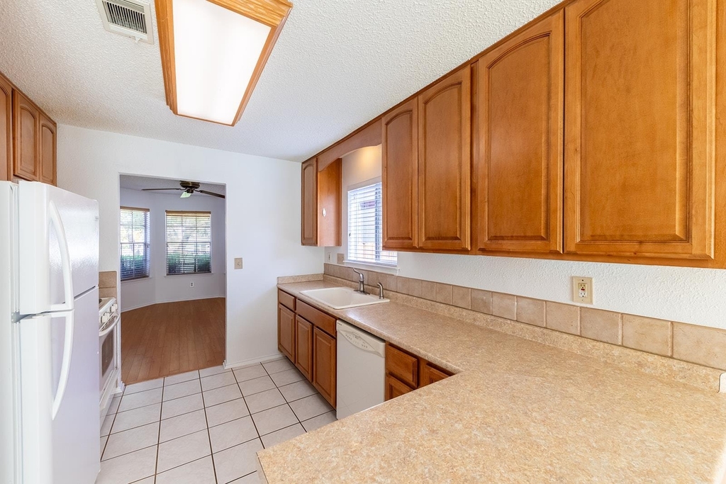 6003 Avery Island Ave - Photo 15