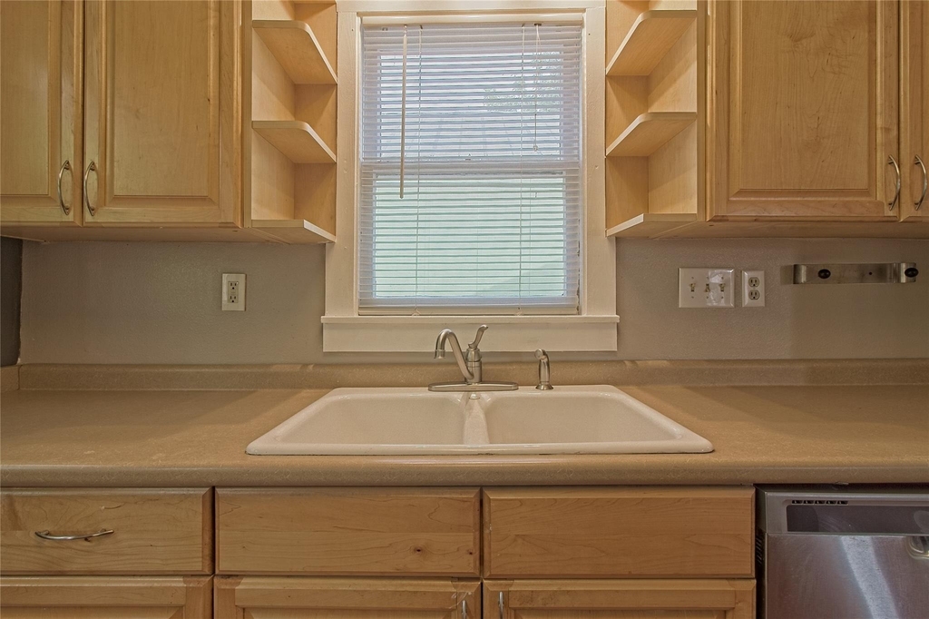 206 E 6th St - Photo 13