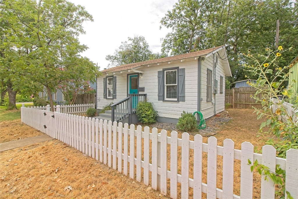 206 E 6th St - Photo 2
