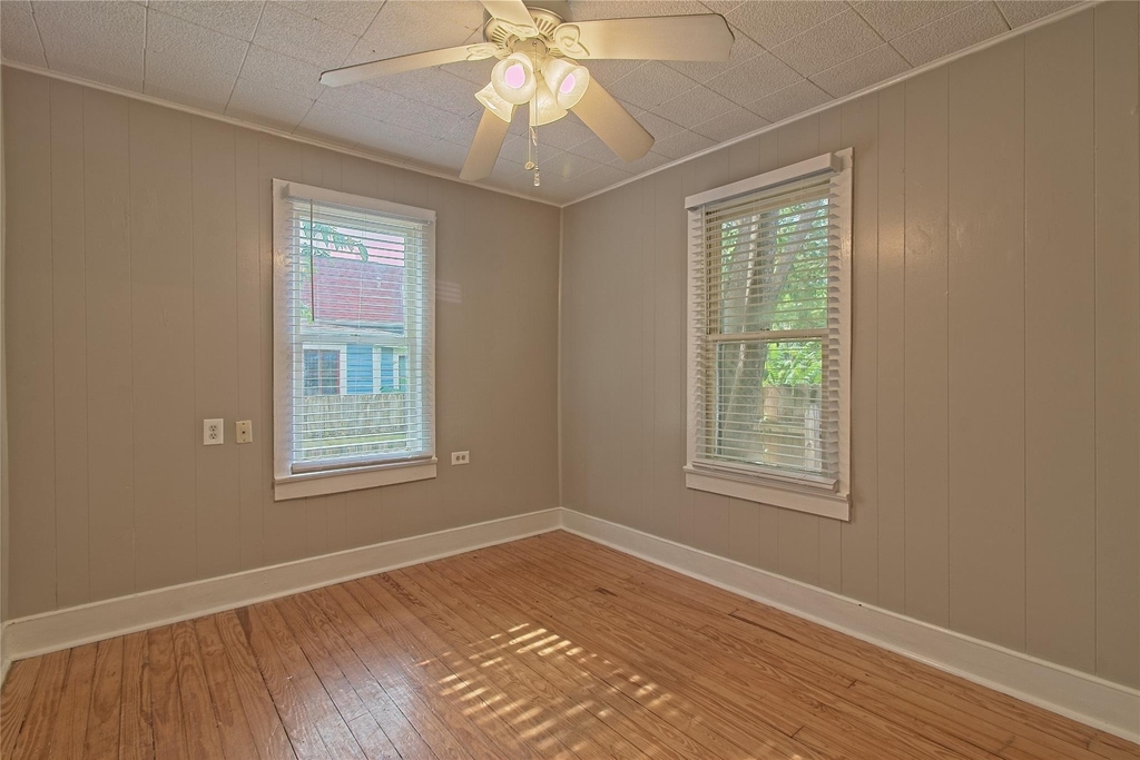 206 E 6th St - Photo 15