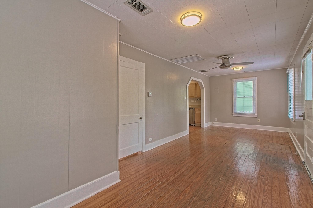 206 E 6th St - Photo 5