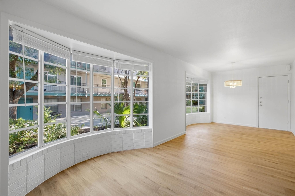 300 Crockett St - Photo 3