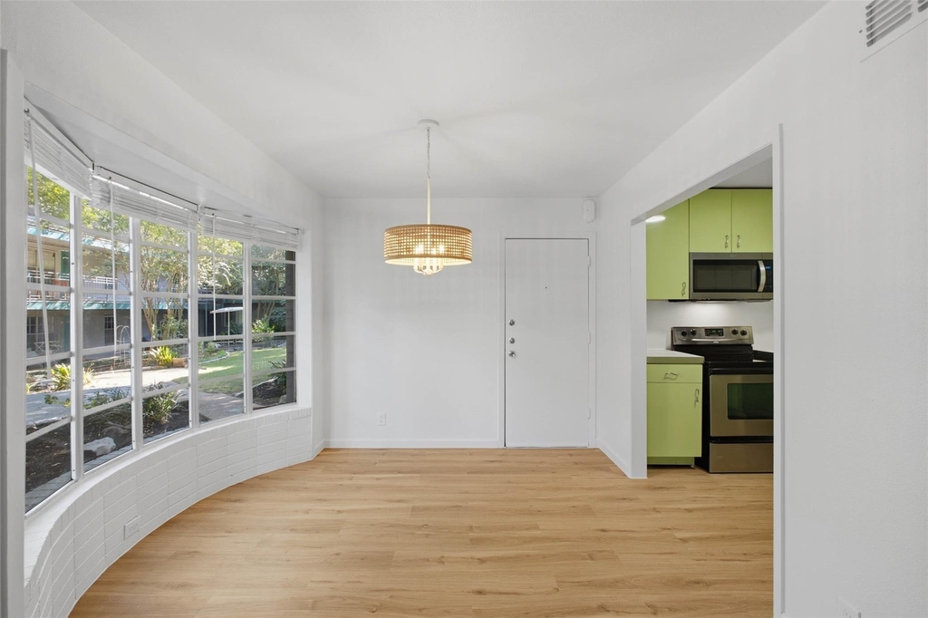 300 Crockett St - Photo 1