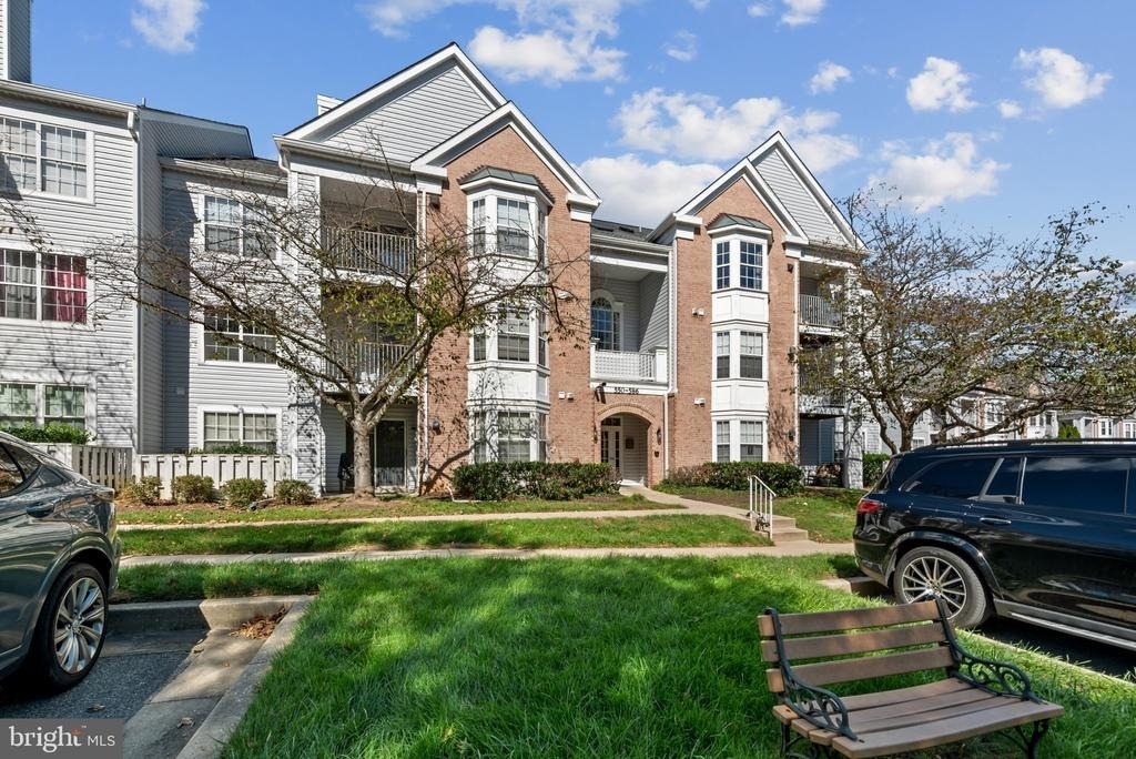 550 Kennington Road - Photo 0