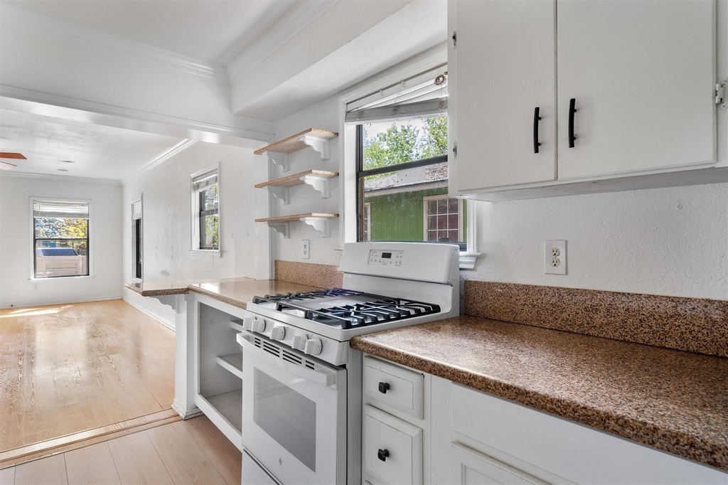 2710 E 3rd St - Photo 2