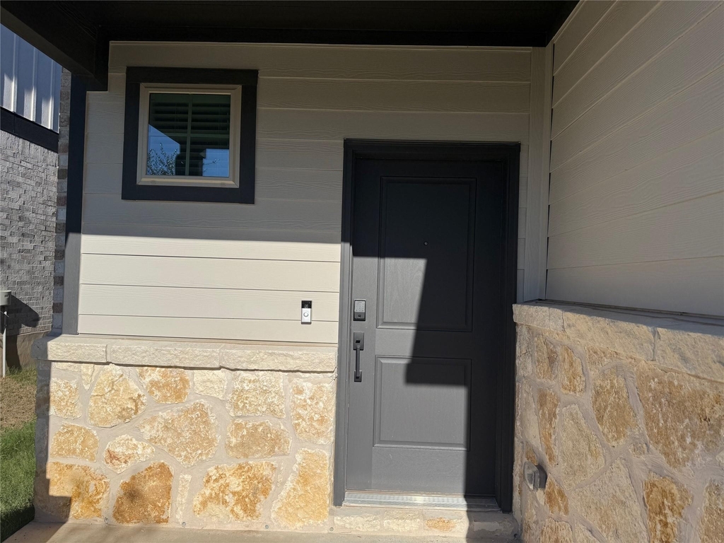 221 Groveland Dr - Photo 1