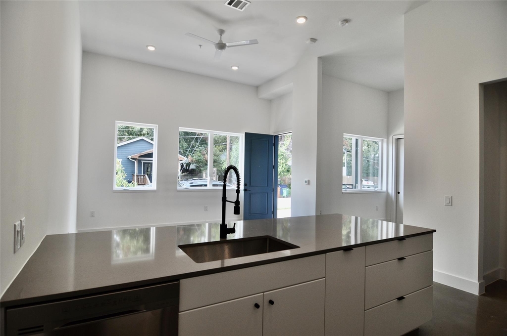 2709 E 5th St - Photo 3