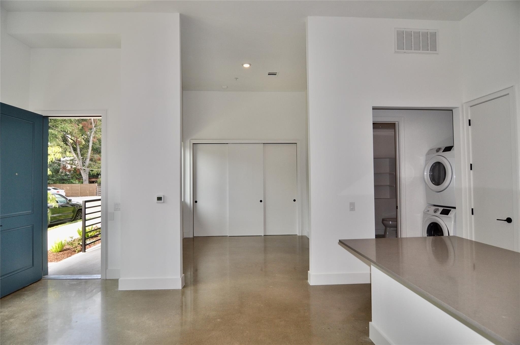 2709 E 5th St - Photo 4