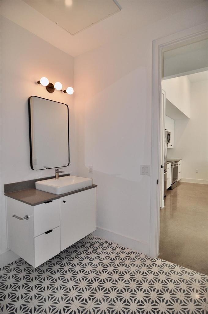 2709 E 5th St - Photo 6