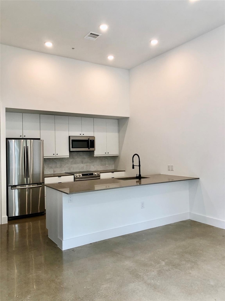 2709 E 5th St - Photo 1