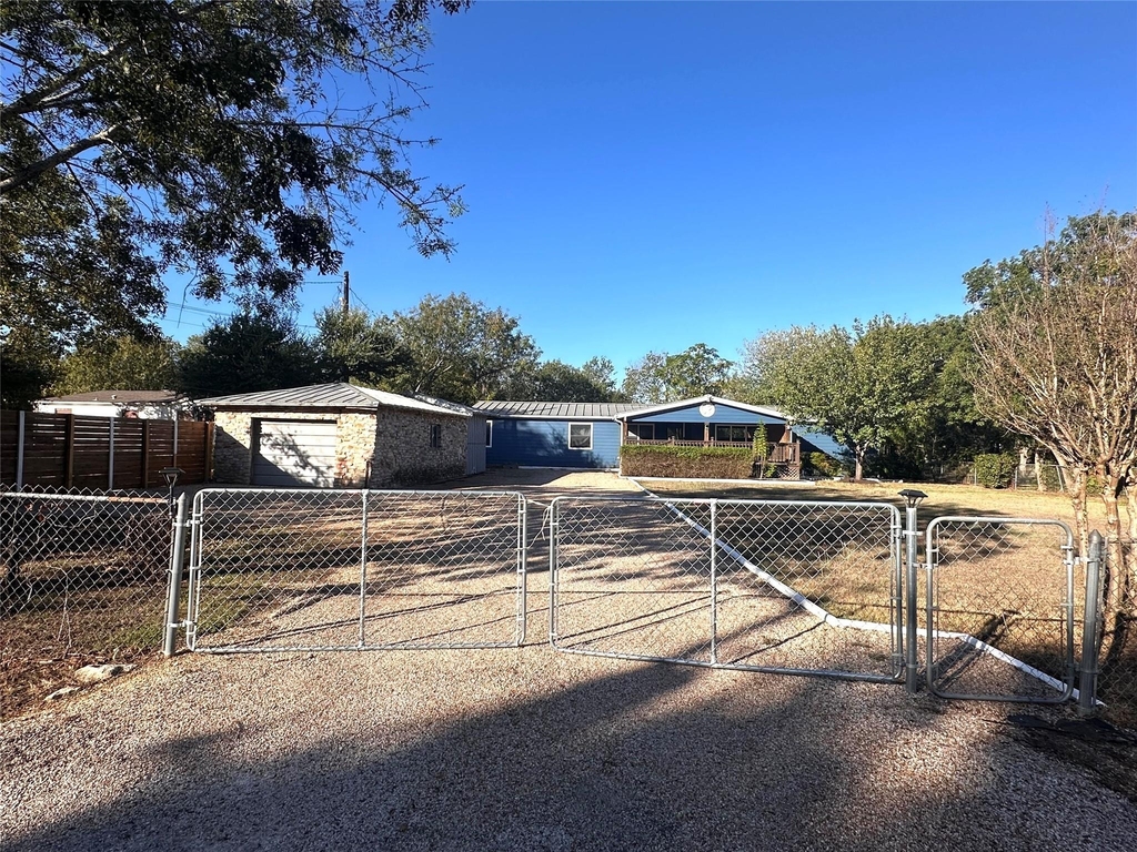 305 Cougar Ave N - Photo 0
