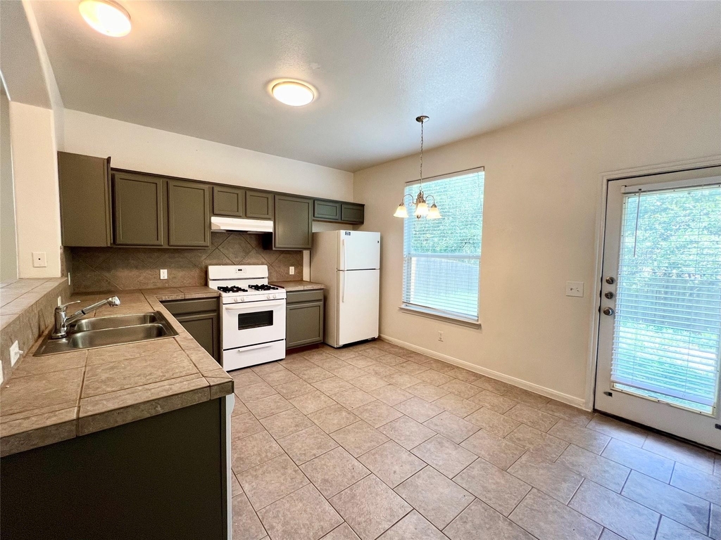 2406 Allred Dr - Photo 3