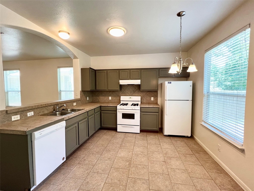 2406 Allred Dr - Photo 4