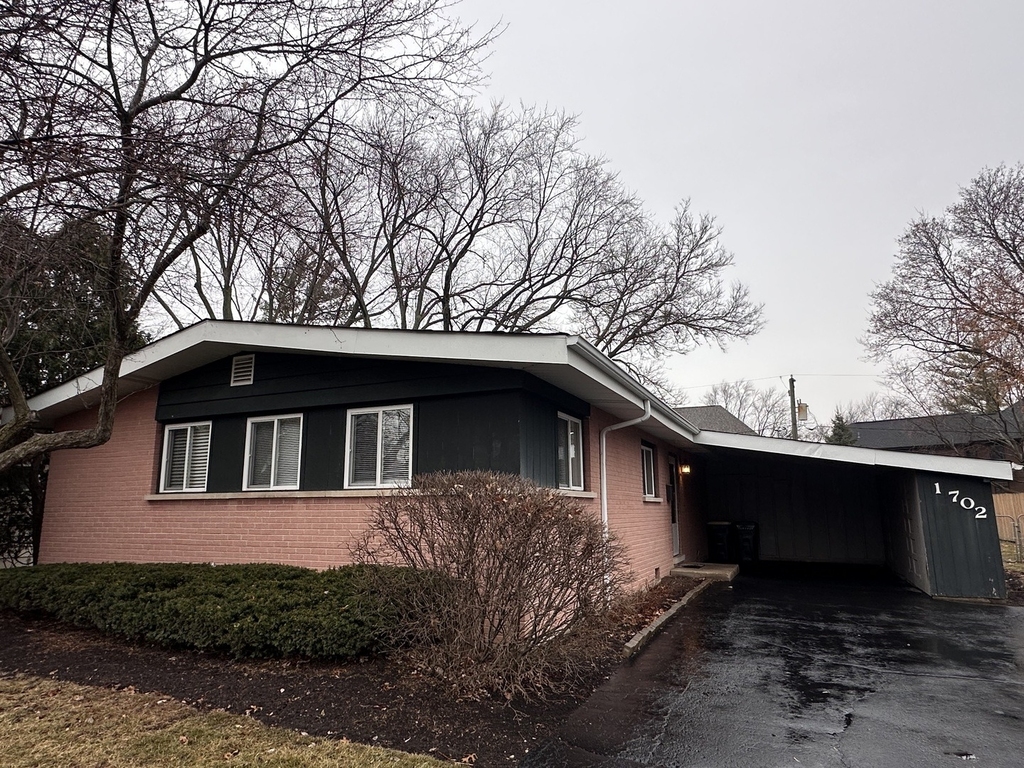 1702 W Oakton Street - Photo 0