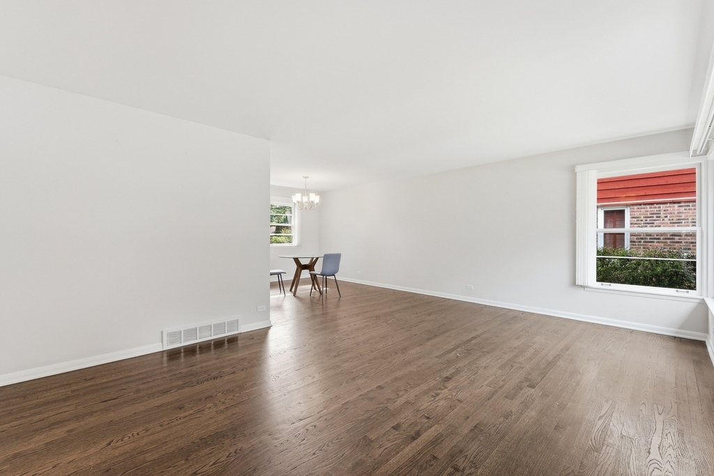 221 W Sheridan Place - Photo 2