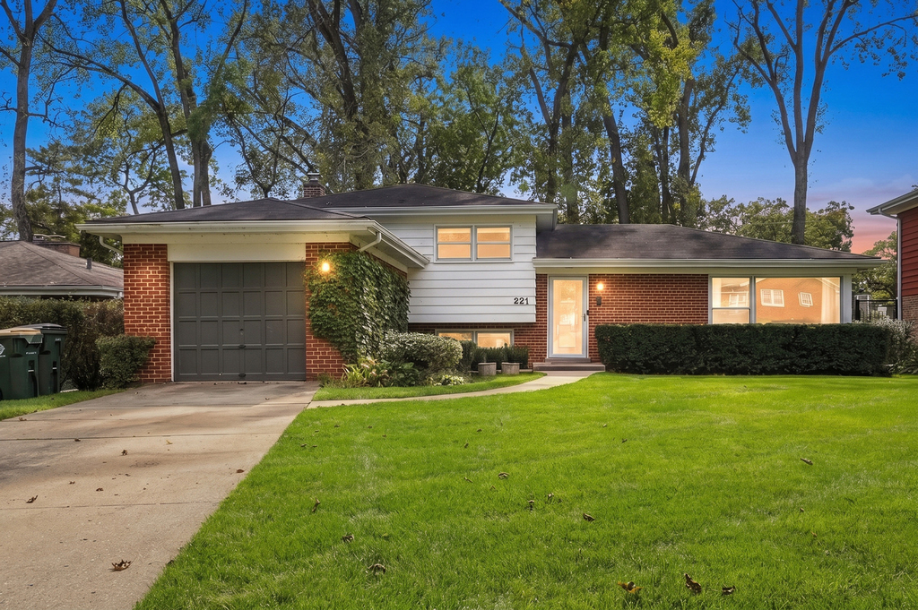 221 W Sheridan Place - Photo 0