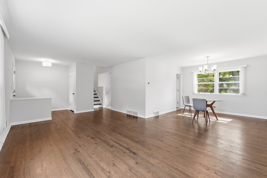 221 W Sheridan Place - Photo 3