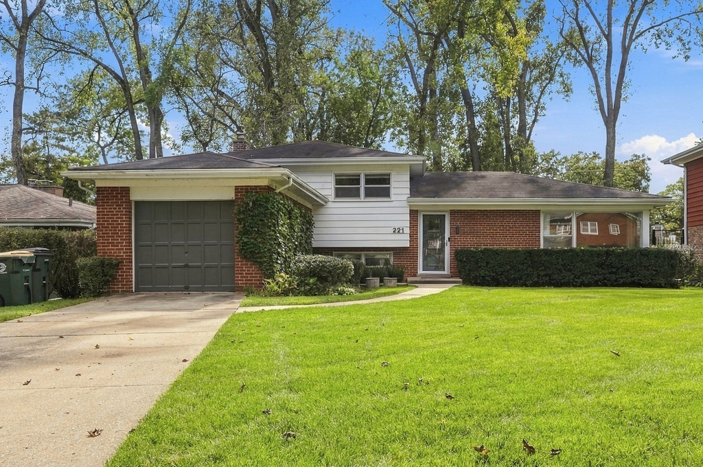 221 W Sheridan Place - Photo 1