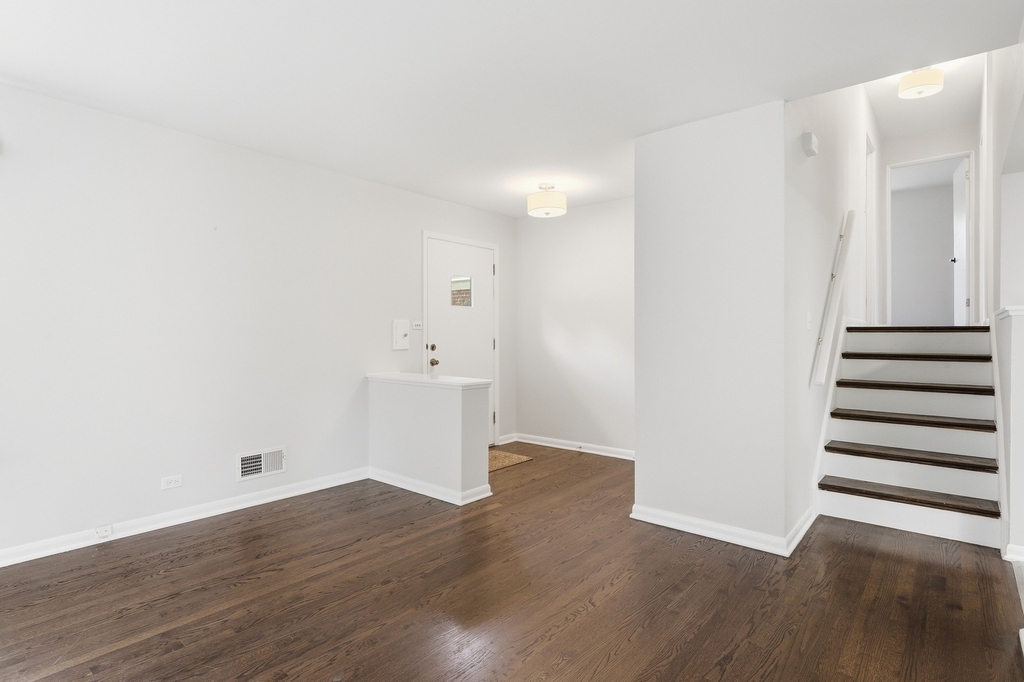 221 W Sheridan Place - Photo 7
