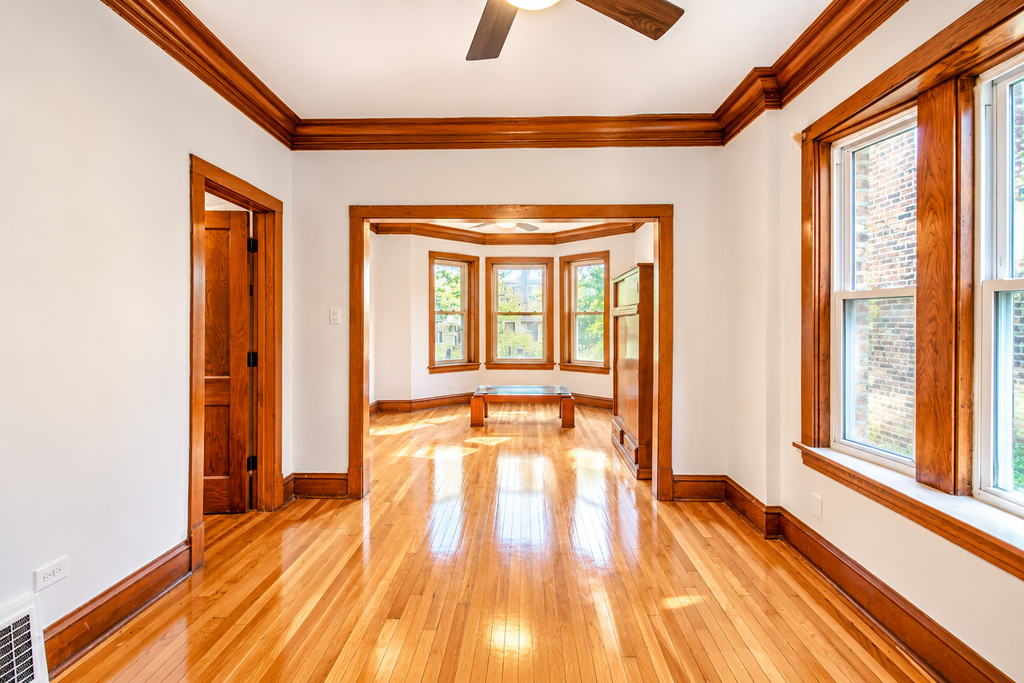 3916 N Kedzie Avenue - Photo 2