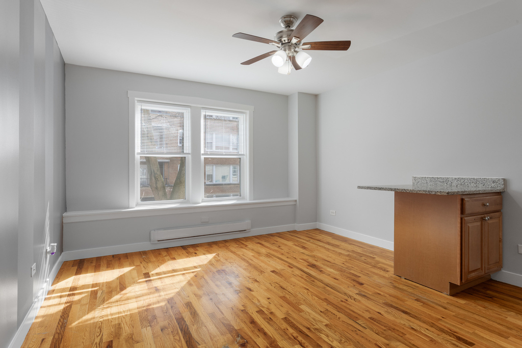 7450 N Greenview Avenue - Photo 2