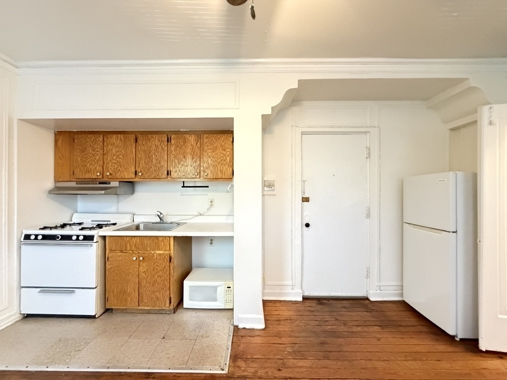 4060 N Kenmore Avenue - Photo 1